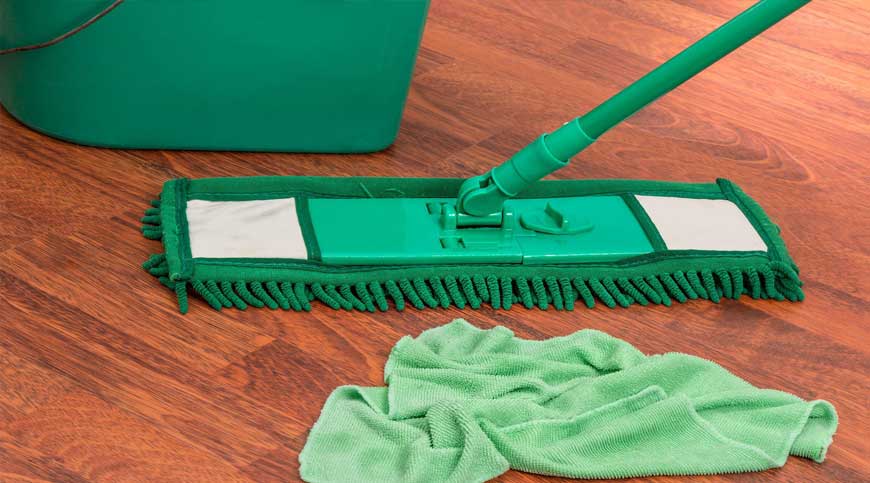 mycie podłogi zielonym mopem